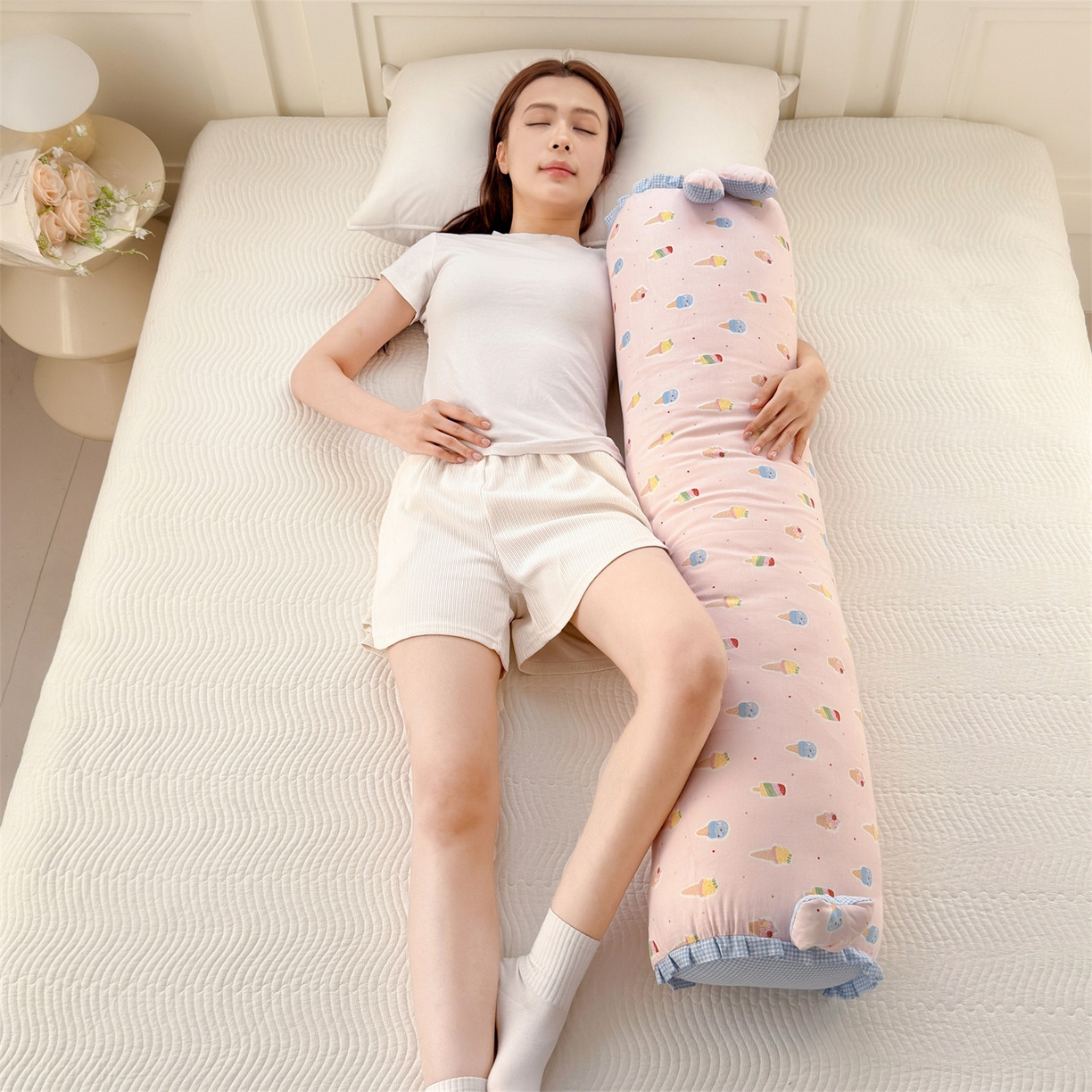 91家纺网 家纺一手货源 找家纺 麦肯锡 2026新款卡通糖果抱枕夹腿抱枕 冰淇凌甜筒【模特图】/对