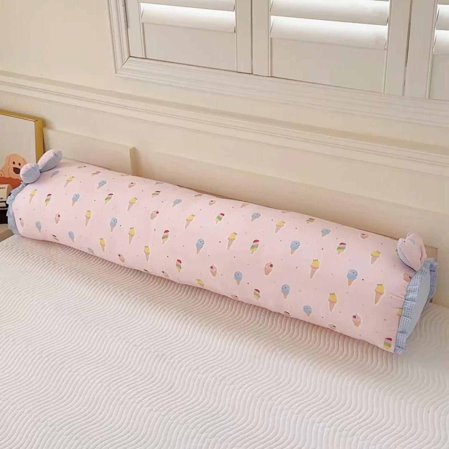 91家纺网 家纺一手货源 找家纺 麦肯锡 2026新款卡通糖果抱枕夹腿抱枕 冰淇凌甜筒【模特图】/对