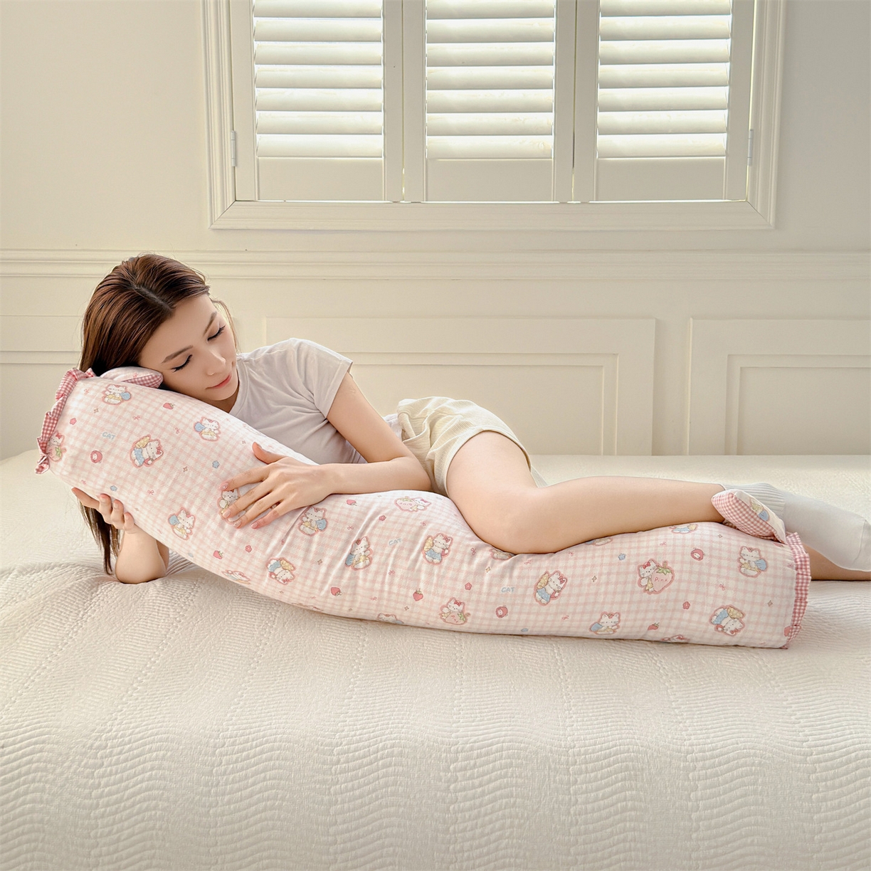 91家纺网 家纺一手货源 找家纺 麦肯锡 2026新款卡通糖果抱枕夹腿抱枕 布丁奶猫【模特图】/对