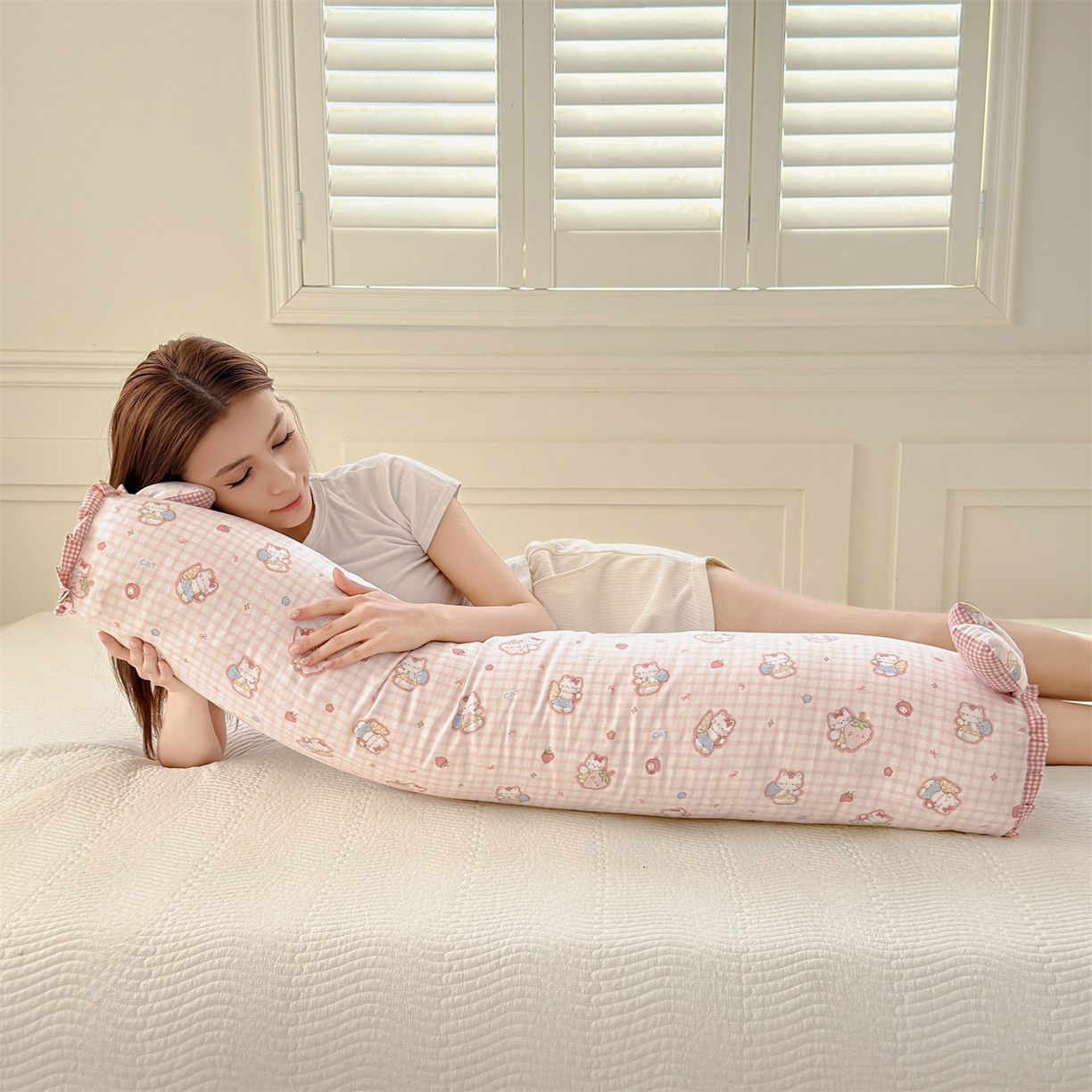 91家纺网 家纺一手货源 找家纺 麦肯锡 2026新款卡通糖果抱枕夹腿抱枕 布丁奶猫【模特图】/对