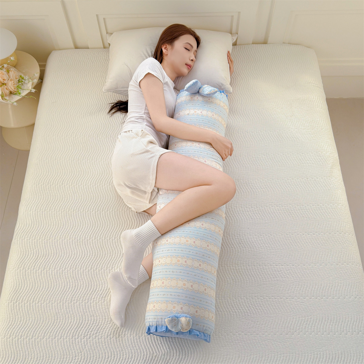 91家纺网 家纺一手货源 找家纺 麦肯锡 2026新款卡通糖果抱枕夹腿抱枕 春日花眠【模特图】/对