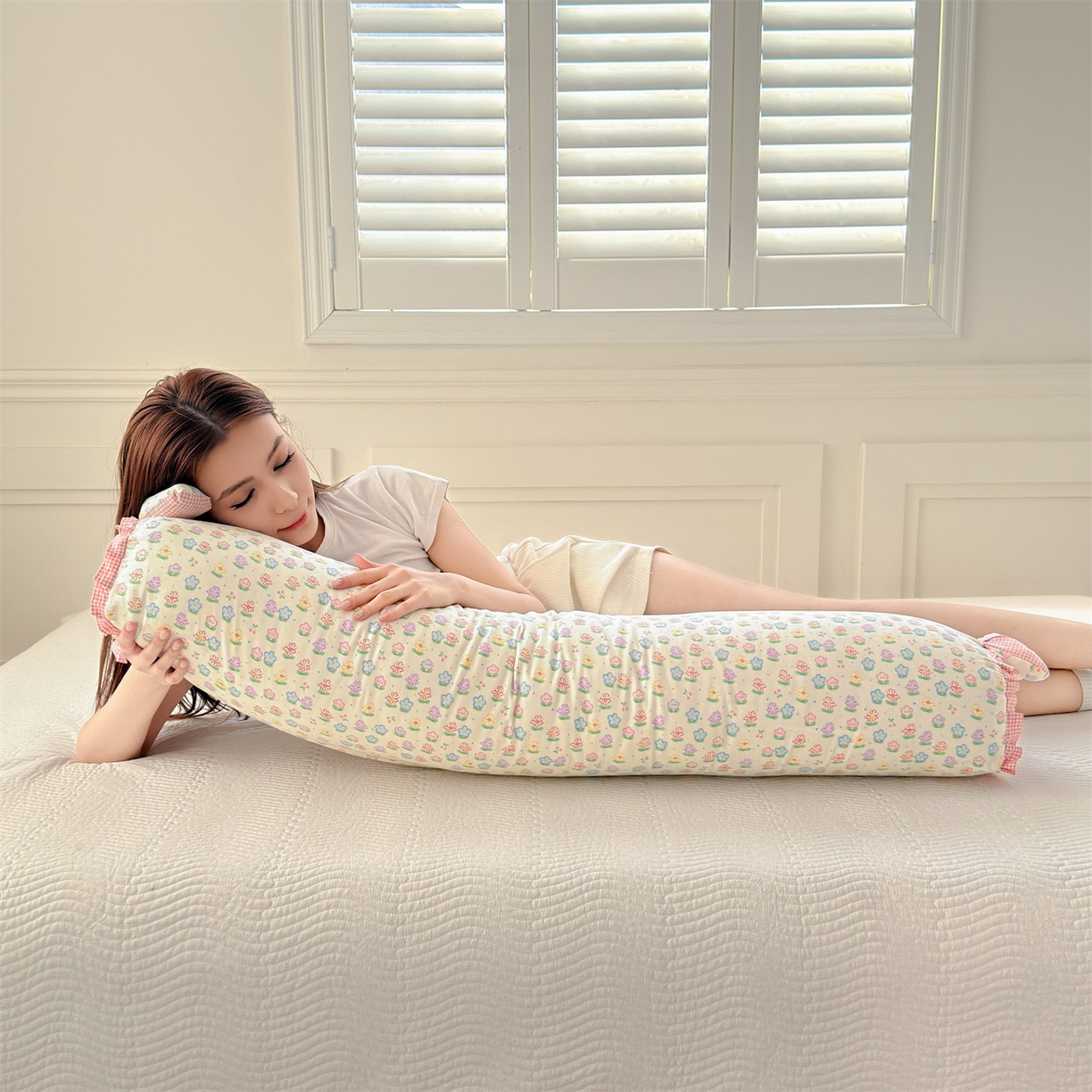 91家纺网 家纺一手货源 找家纺 麦肯锡 2026新款卡通糖果抱枕夹腿抱枕 花花暖阳【模特图】/对