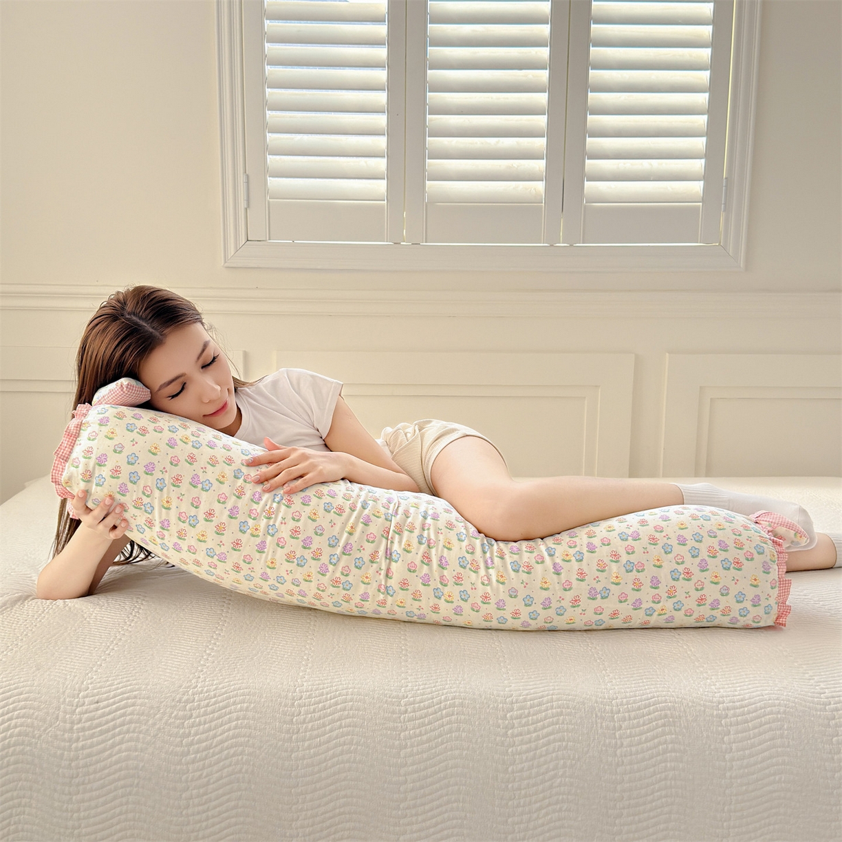 91家纺网 家纺一手货源 找家纺 麦肯锡 2026新款卡通糖果抱枕夹腿抱枕 花花暖阳【模特图】/对