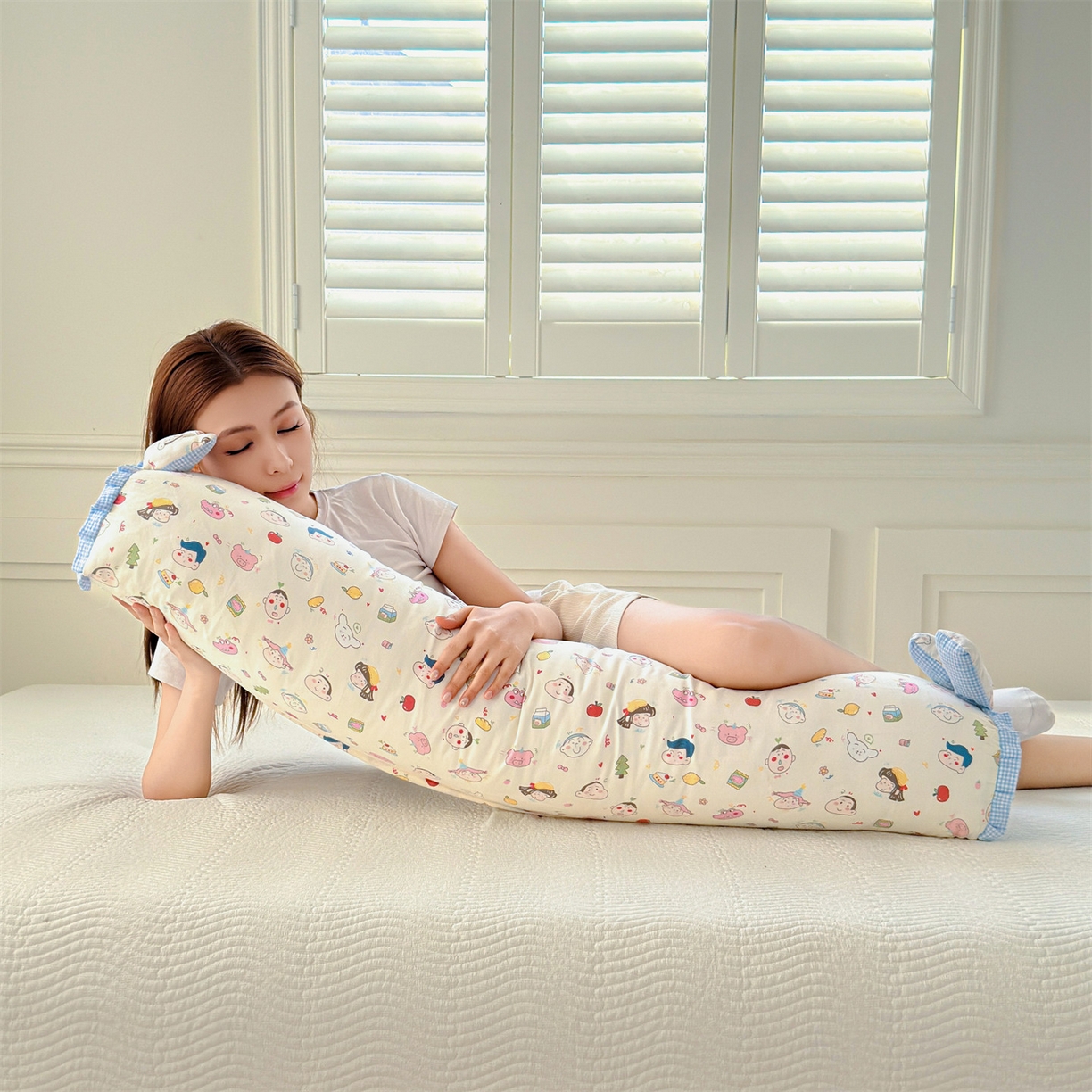 91家纺网 家纺一手货源 找家纺 麦肯锡 2026新款卡通糖果抱枕夹腿抱枕 快乐星球家【模特图】/对