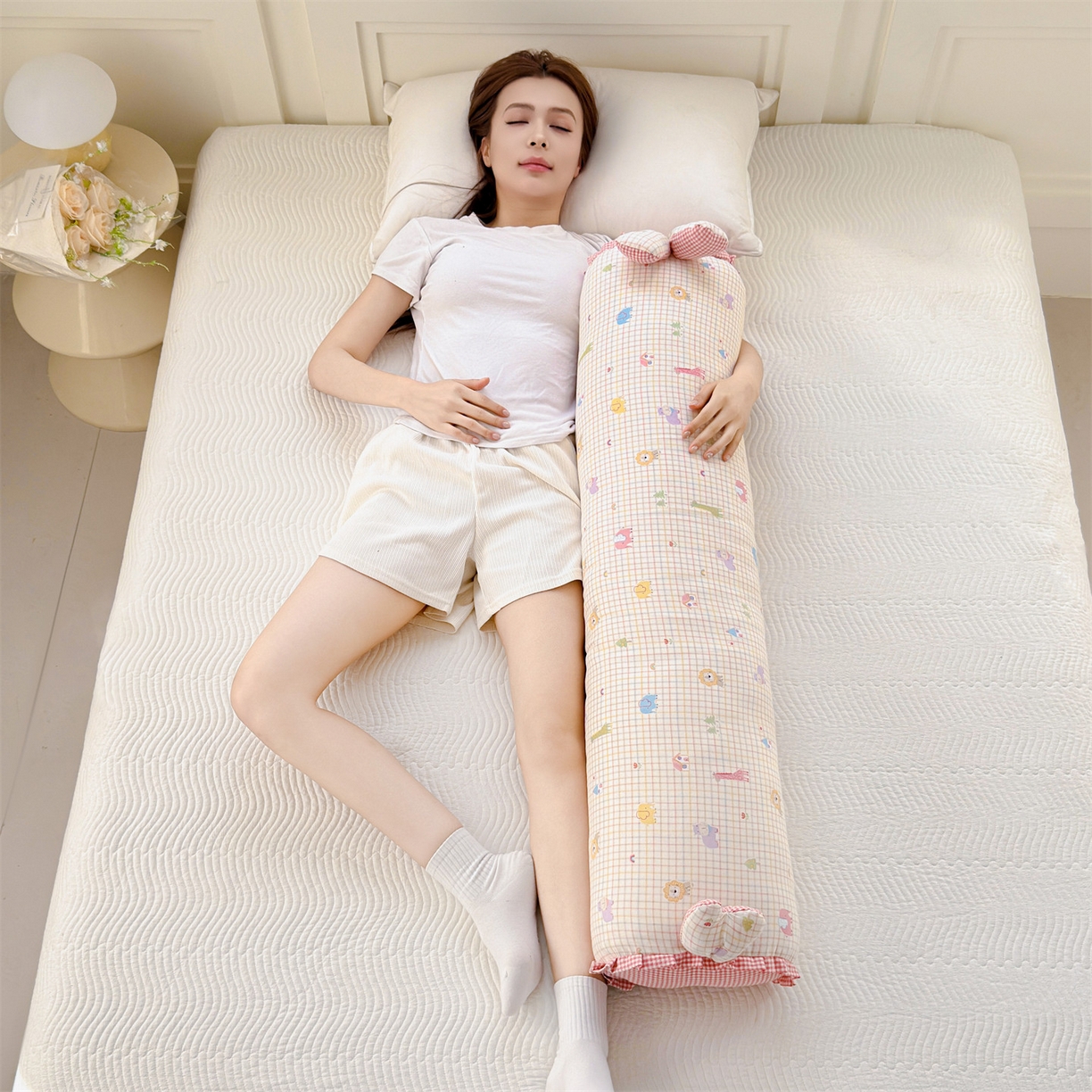 91家纺网 家纺一手货源 找家纺 麦肯锡 2026新款卡通糖果抱枕夹腿抱枕 萌宠乐园【模特图】/对