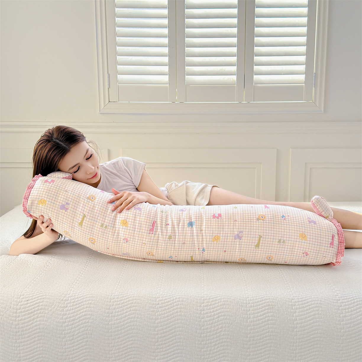 91家纺网 家纺一手货源 找家纺 麦肯锡 2026新款卡通糖果抱枕夹腿抱枕 萌宠乐园【模特图】/对