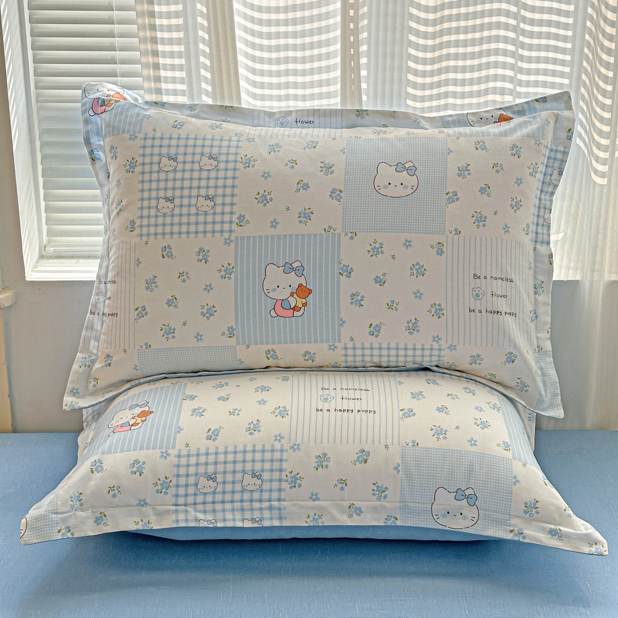 91家纺网 家纺一手货源 找家纺 春雨家居 2026新款全棉印花ins减龄可爱小清新单枕套 蓝拼KT-兰