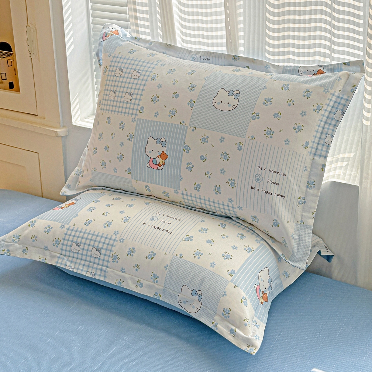 91家纺网 家纺一手货源 找家纺 春雨家居 2026新款全棉印花ins减龄可爱小清新单枕套 蓝拼KT-兰