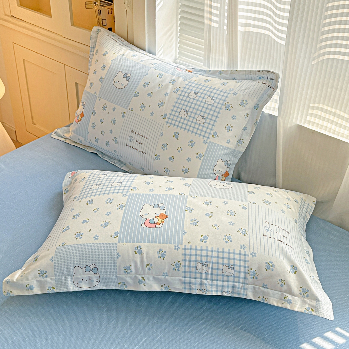 91家纺网 家纺一手货源 找家纺 春雨家居 2026新款全棉印花ins减龄可爱小清新单枕套 蓝拼KT-兰