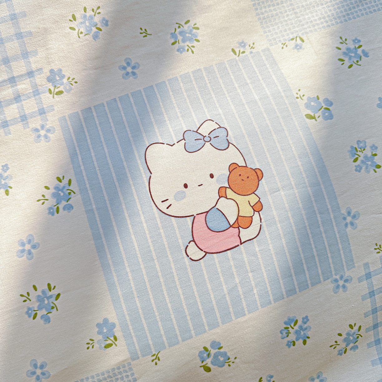 91家纺网 家纺一手货源 找家纺 春雨家居 2026新款全棉印花ins减龄可爱小清新单枕套 蓝拼KT-兰