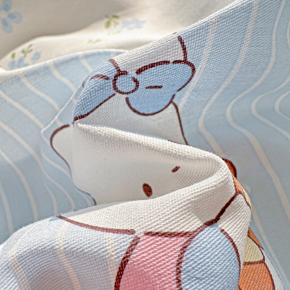 91家纺网 家纺一手货源 找家纺 春雨家居 2026新款全棉印花ins减龄可爱小清新单枕套 蓝拼KT-兰