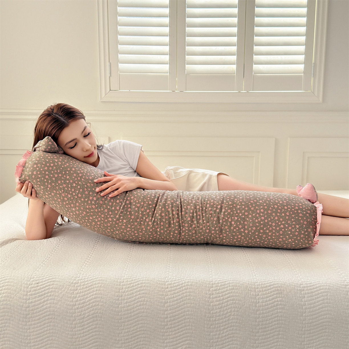 91家纺网 家纺一手货源 找家纺 麦肯锡 2026新款卡通糖果抱枕夹腿抱枕 暖暖花仔【模特图】/对