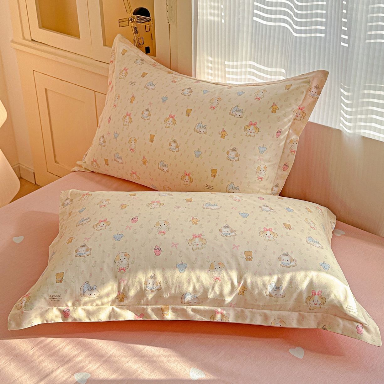 91家纺网 家纺一手货源 找家纺 春雨家居 2026新款全棉印花ins减龄可爱小清新单枕套 萌趣汪汪