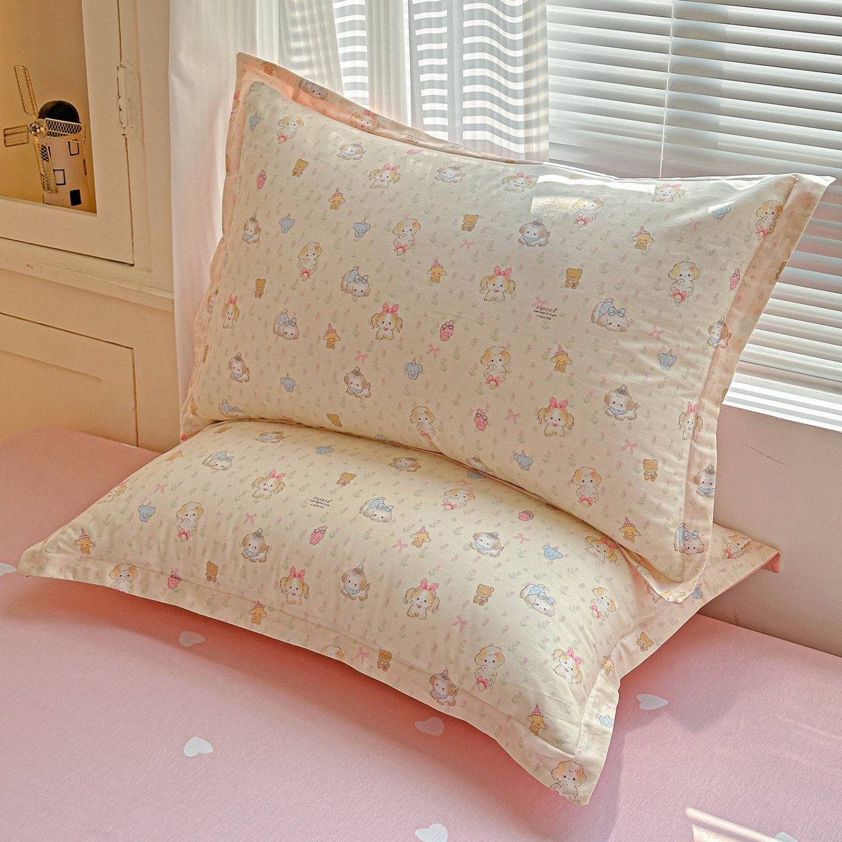 91家纺网 家纺一手货源 找家纺 春雨家居 2026新款全棉印花ins减龄可爱小清新单枕套 萌趣汪汪