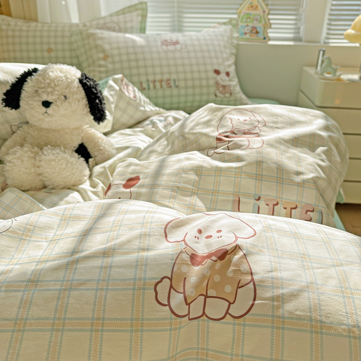 91家纺网 家纺一手货源 找家纺 春雨家居 2026新款全棉印花ins减龄可爱小清新单被套 格子布丁狗