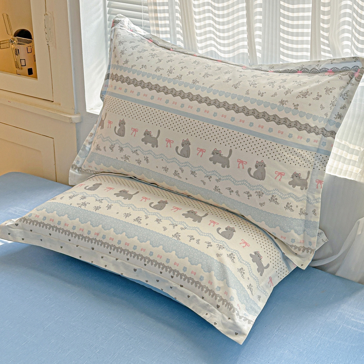 91家纺网 家纺一手货源 找家纺 春雨家居 2026新款全棉印花ins减龄可爱小清新单枕套 小猫时光-兰