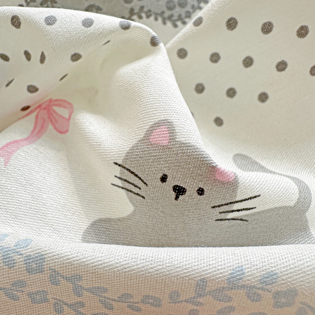 91家纺网 家纺一手货源 找家纺 春雨家居 2026新款全棉印花ins减龄可爱小清新单枕套 小猫时光-兰