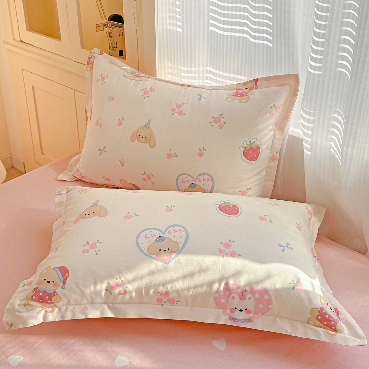 91家纺网 家纺一手货源 找家纺 春雨家居 2026新款全棉印花ins减龄可爱小清新单枕套 心动庄园