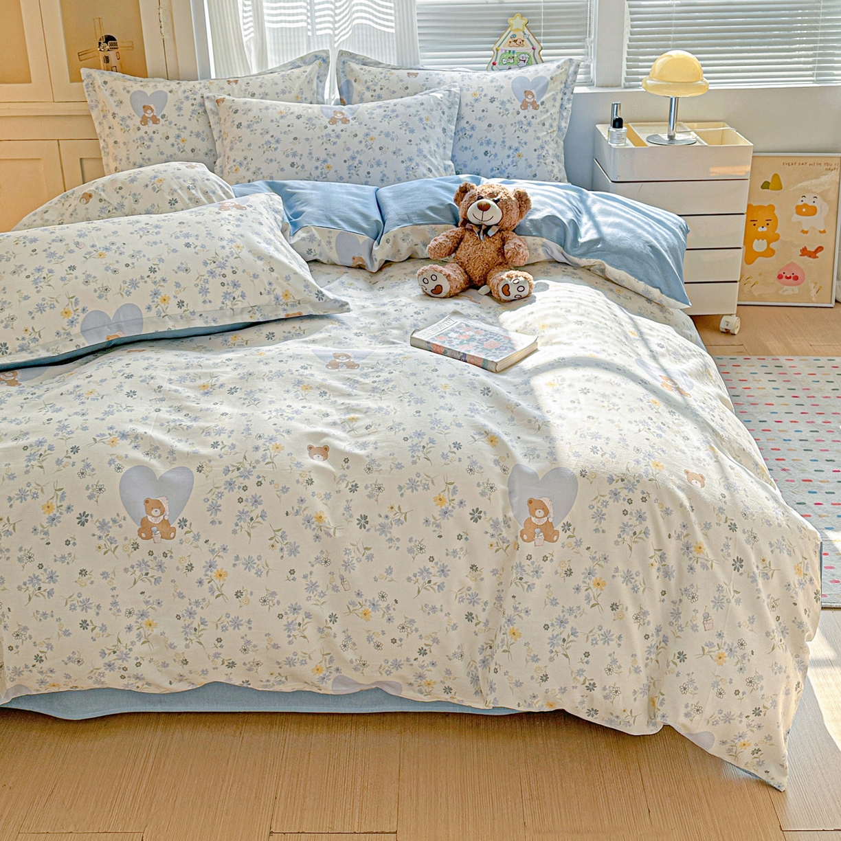 91家纺网 家纺一手货源 找家纺 春雨家居 2026新款全棉印花ins减龄可爱小清新单被套 旧书折痕-蓝