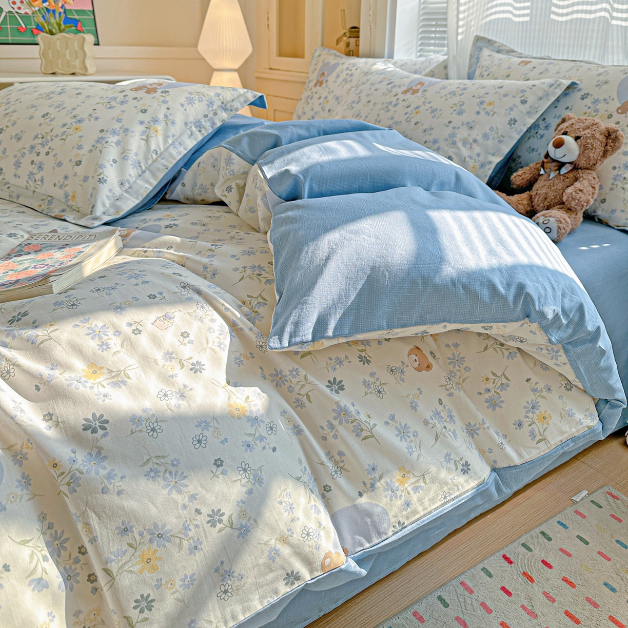 91家纺网 家纺一手货源 找家纺 春雨家居 2026新款全棉印花ins减龄可爱小清新单被套 旧书折痕-蓝