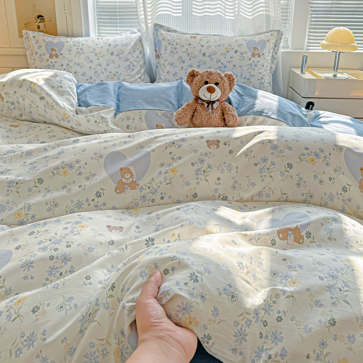 91家纺网 家纺一手货源 找家纺 春雨家居 2026新款全棉印花ins减龄可爱小清新单被套 旧书折痕-蓝