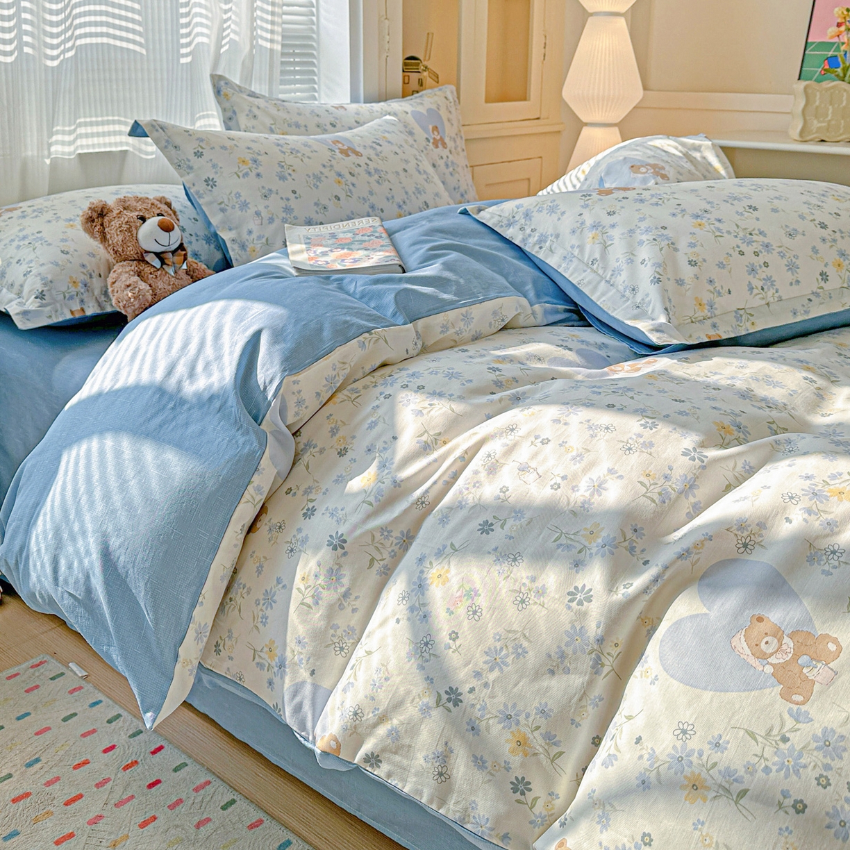 91家纺网 家纺一手货源 找家纺 春雨家居 2026新款全棉印花ins减龄可爱小清新单被套 旧书折痕-蓝