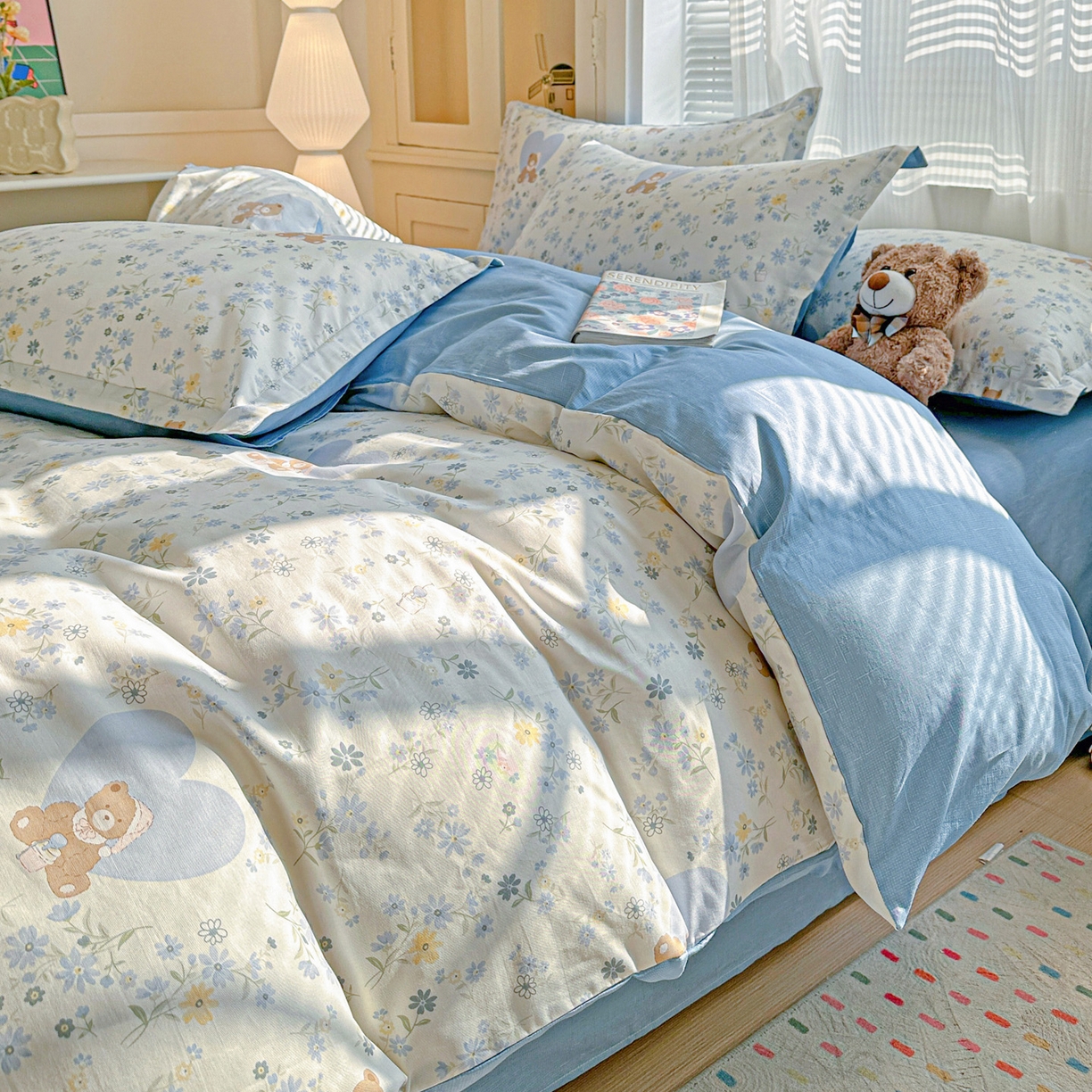 91家纺网 家纺一手货源 找家纺 春雨家居 2026新款全棉印花ins减龄可爱小清新单被套 旧书折痕-蓝