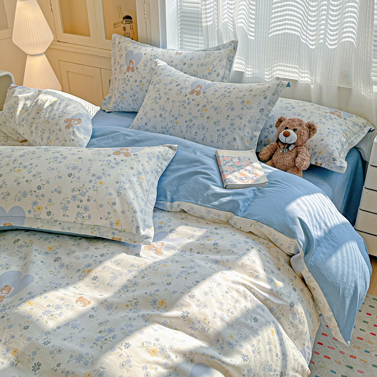 91家纺网 家纺一手货源 找家纺 春雨家居 2026新款全棉印花ins减龄可爱小清新单被套 旧书折痕-蓝