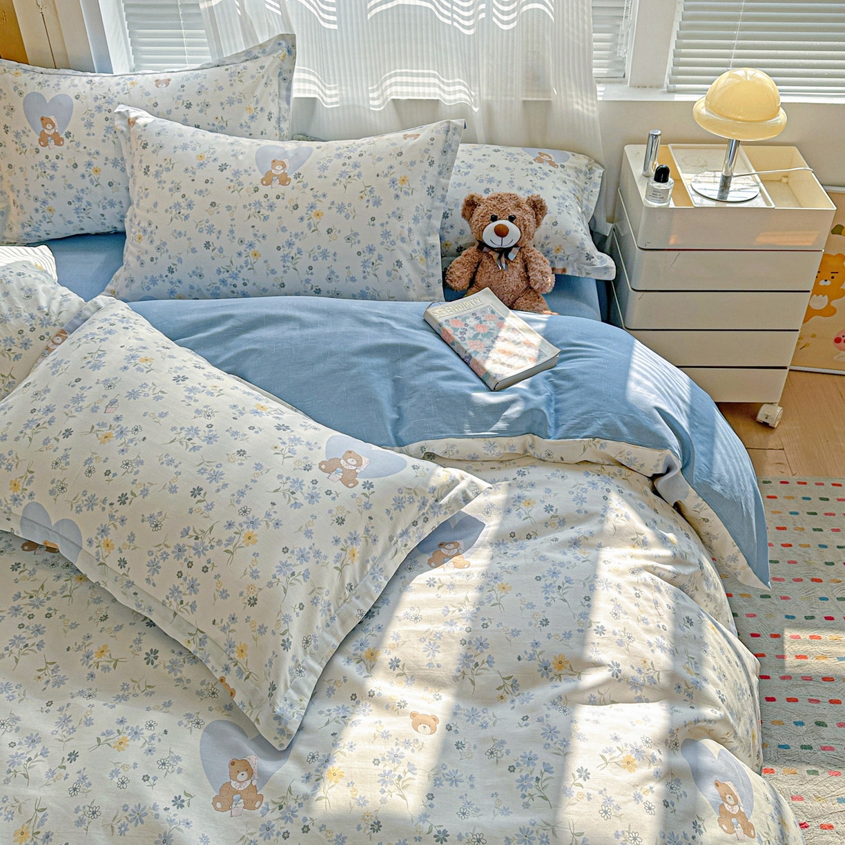 91家纺网 家纺一手货源 找家纺 春雨家居 2026新款全棉印花ins减龄可爱小清新单被套 旧书折痕-蓝