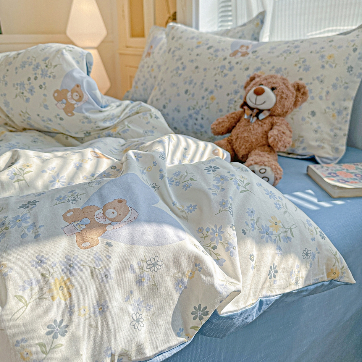 91家纺网 家纺一手货源 找家纺 春雨家居 2026新款全棉印花ins减龄可爱小清新单被套 旧书折痕-蓝