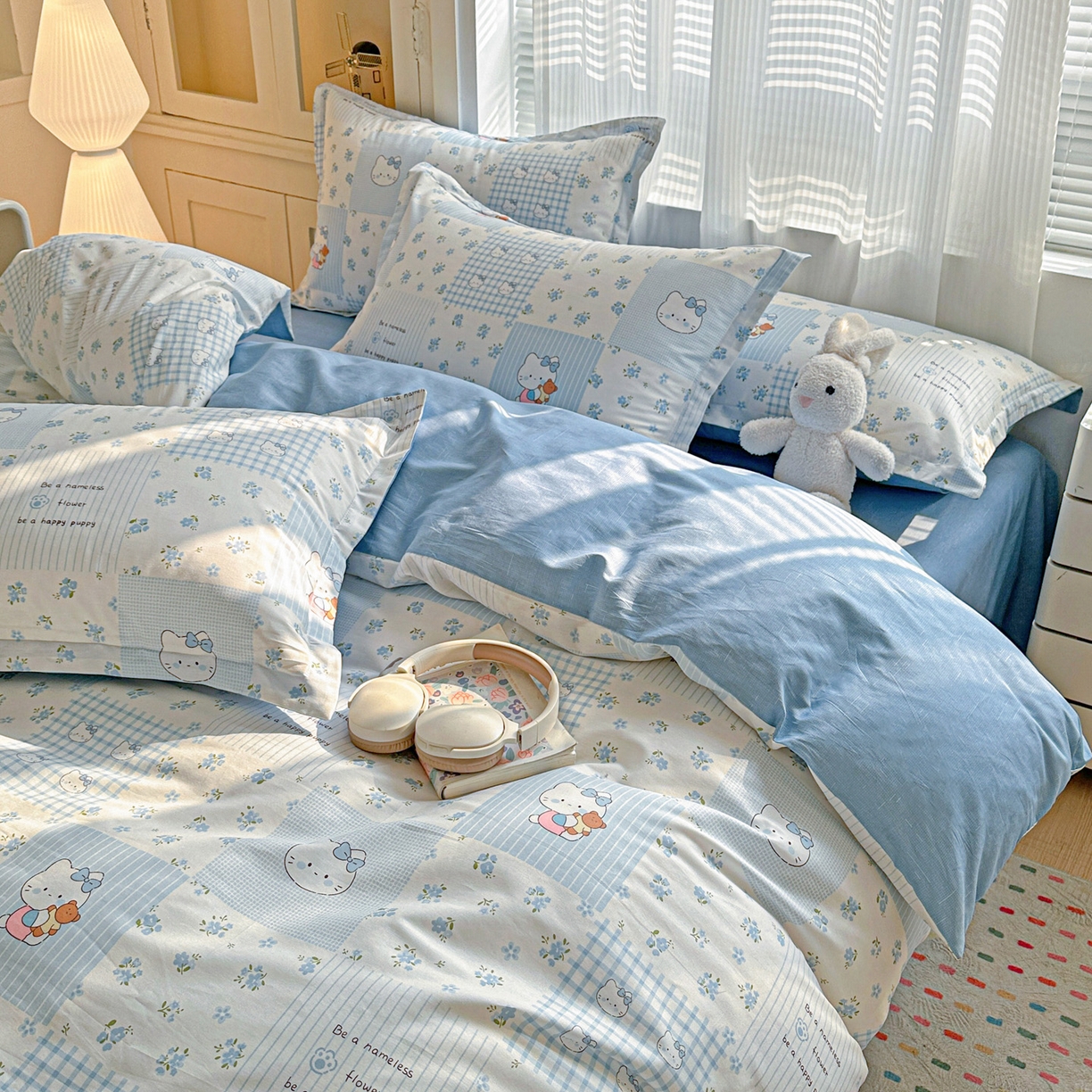 91家纺网 家纺一手货源 找家纺 春雨家居 2026新款全棉印花ins减龄可爱小清新单被套 蓝拼KT-兰