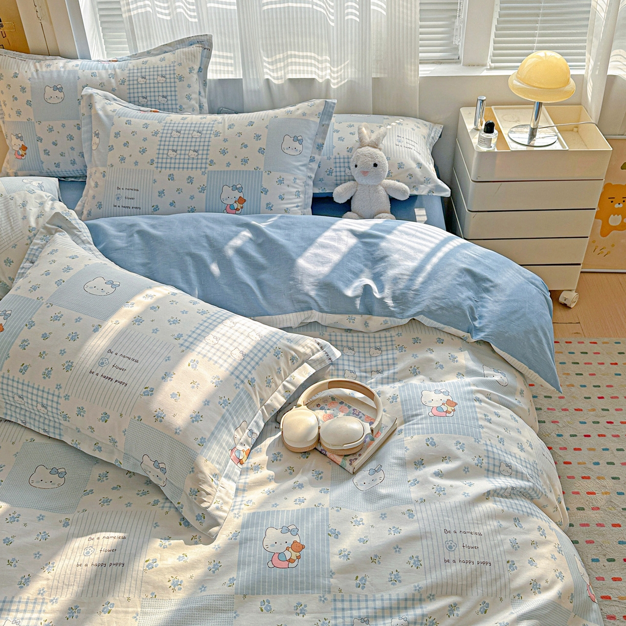 91家纺网 家纺一手货源 找家纺 春雨家居 2026新款全棉印花ins减龄可爱小清新单被套 蓝拼KT-兰