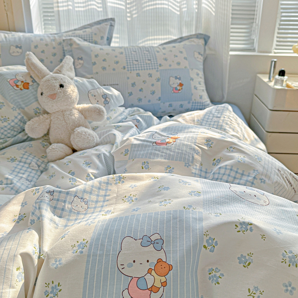 91家纺网 家纺一手货源 找家纺 春雨家居 2026新款全棉印花ins减龄可爱小清新单被套 蓝拼KT-兰