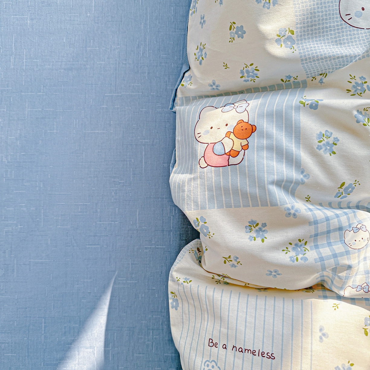 91家纺网 家纺一手货源 找家纺 春雨家居 2026新款全棉印花ins减龄可爱小清新单被套 蓝拼KT-兰