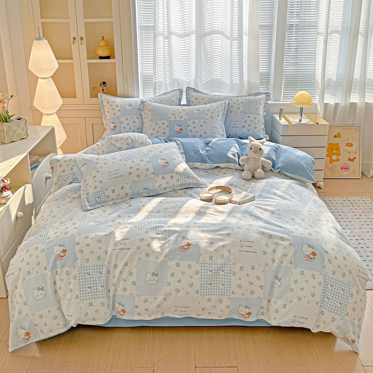 91家纺网 家纺一手货源 找家纺 春雨家居 2026新款全棉印花ins减龄可爱小清新单被套 蓝拼KT-兰