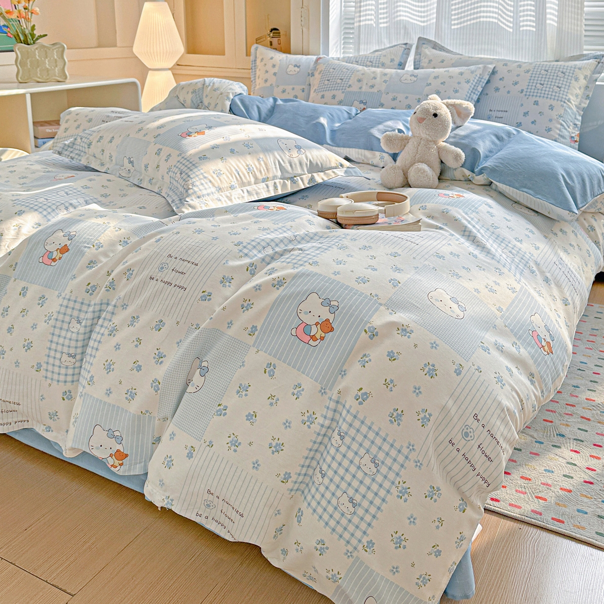 91家纺网 家纺一手货源 找家纺 春雨家居 2026新款全棉印花ins减龄可爱小清新单被套 蓝拼KT-兰