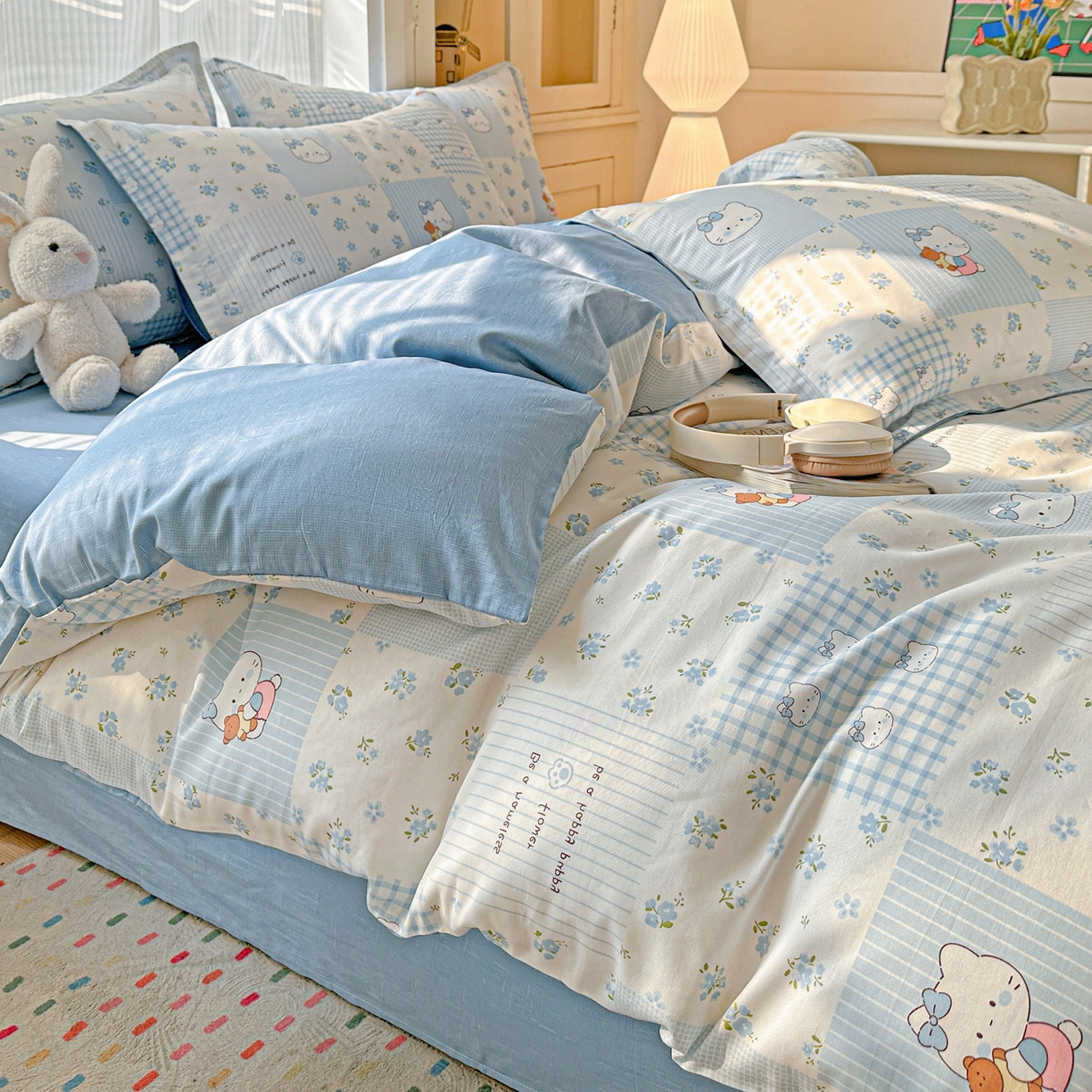 91家纺网 家纺一手货源 找家纺 春雨家居 2026新款全棉印花ins减龄可爱小清新单被套 蓝拼KT-兰