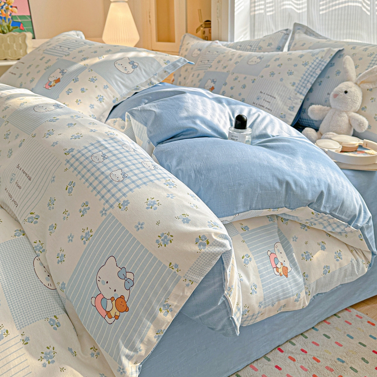 91家纺网 家纺一手货源 找家纺 春雨家居 2026新款全棉印花ins减龄可爱小清新单被套 蓝拼KT-兰