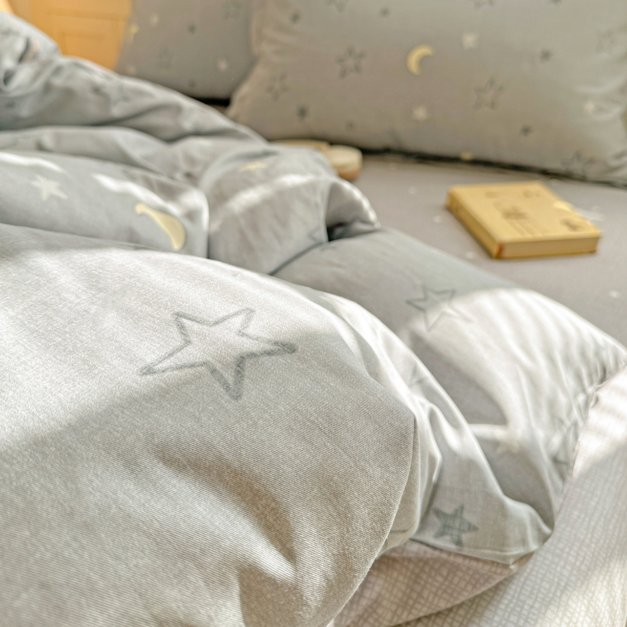 91家纺网 家纺一手货源 找家纺 春雨家居 2026新款全棉印花ins减龄可爱小清新单被套 暮洛星