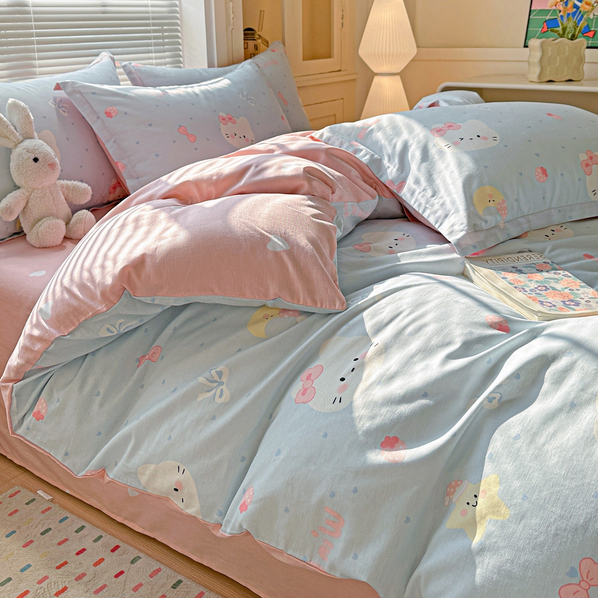 91家纺网 家纺一手货源 找家纺 春雨家居 2026新款全棉印花ins减龄可爱小清新单被套 奶油凯蒂-兰