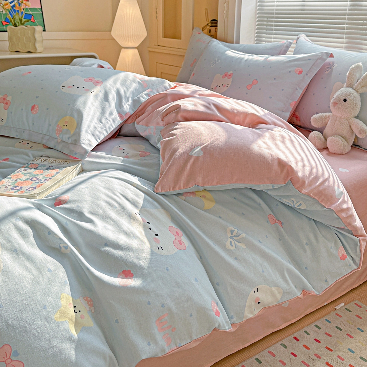 91家纺网 家纺一手货源 找家纺 春雨家居 2026新款全棉印花ins减龄可爱小清新单被套 奶油凯蒂-兰