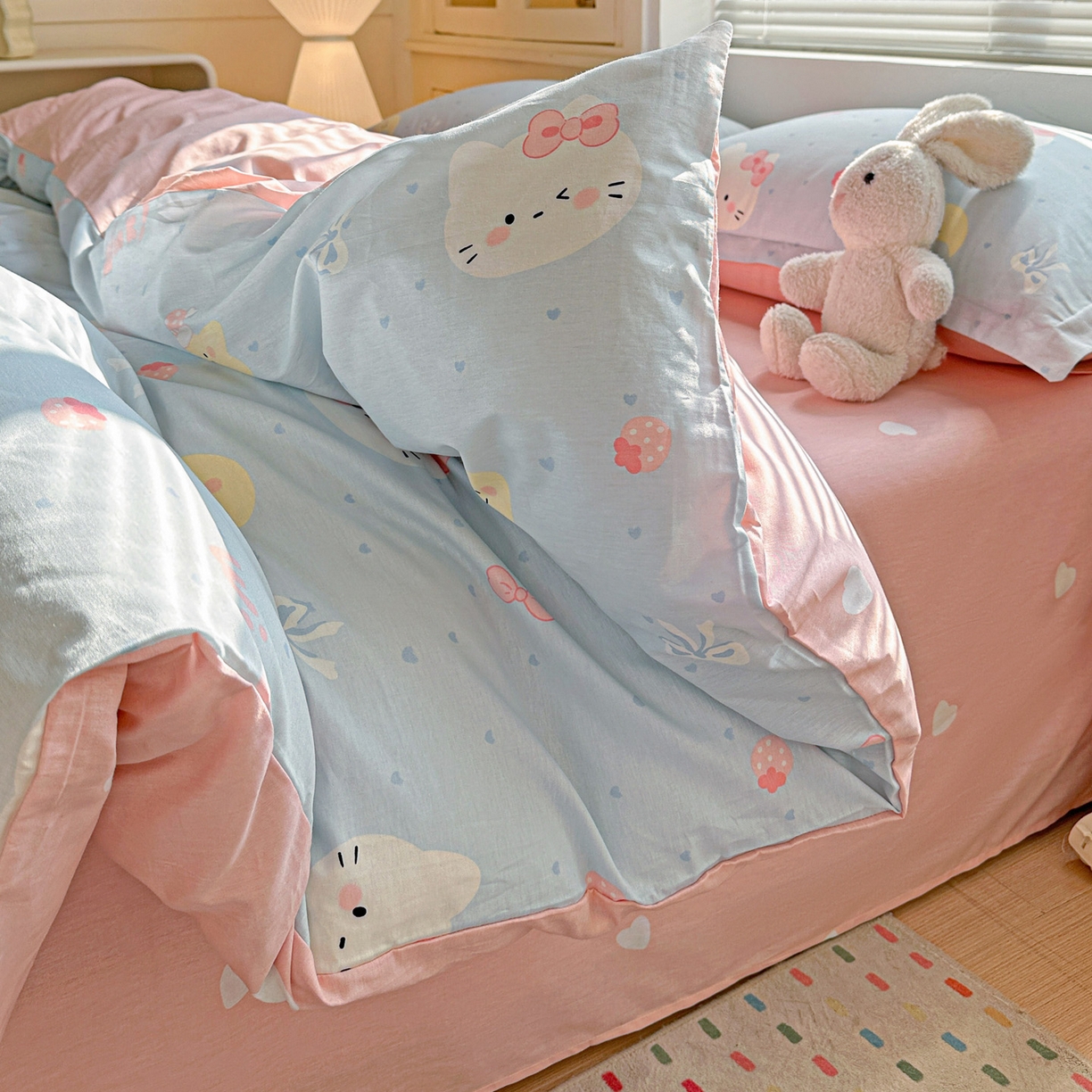 91家纺网 家纺一手货源 找家纺 春雨家居 2026新款全棉印花ins减龄可爱小清新单被套 奶油凯蒂-兰