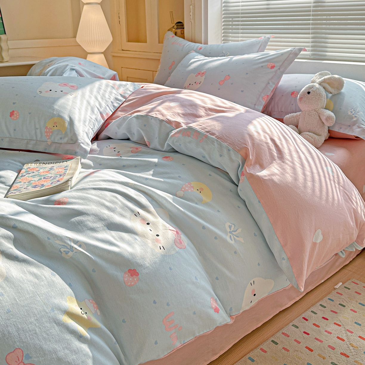 91家纺网 家纺一手货源 找家纺 春雨家居 2026新款全棉印花ins减龄可爱小清新单被套 奶油凯蒂-兰