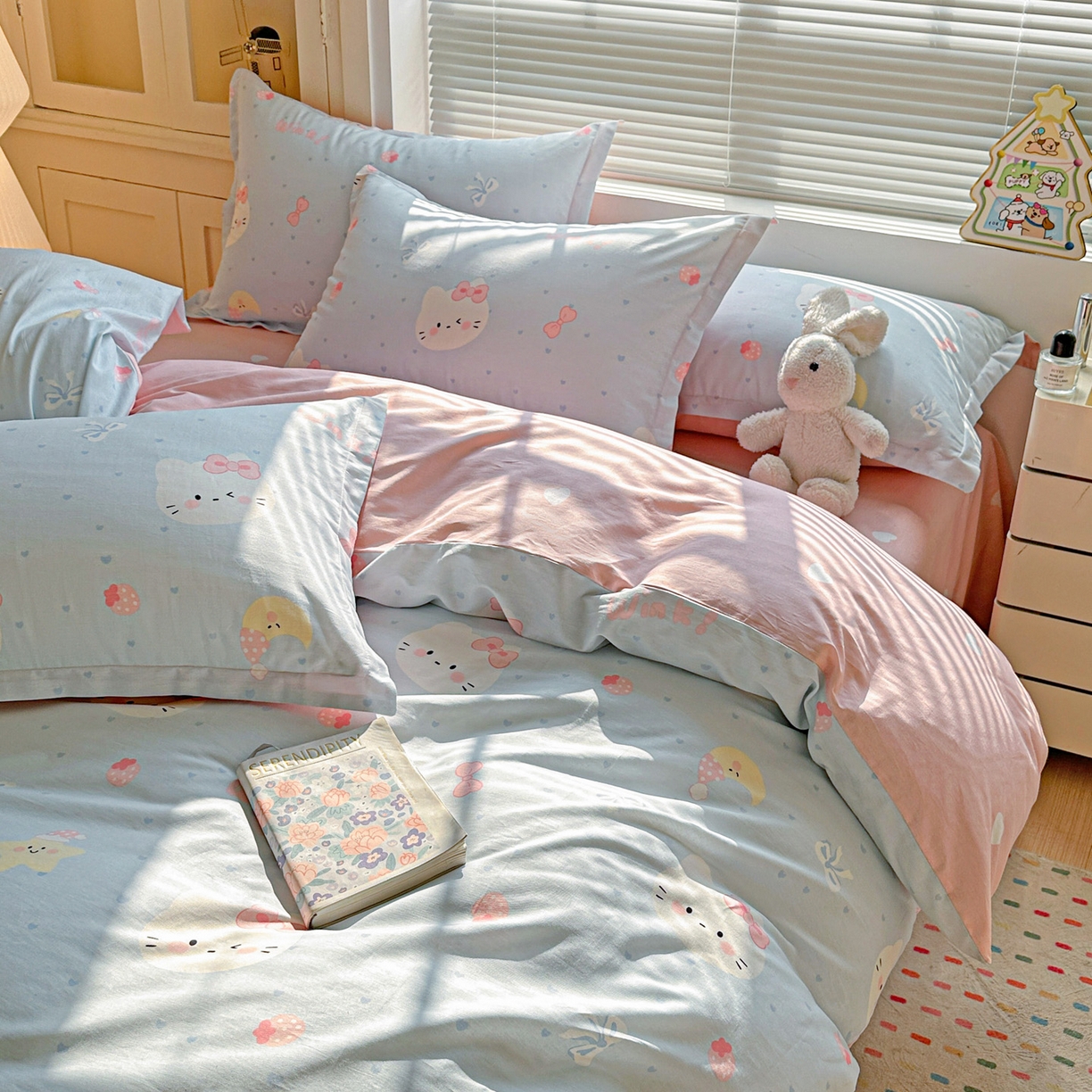 91家纺网 家纺一手货源 找家纺 春雨家居 2026新款全棉印花ins减龄可爱小清新单被套 奶油凯蒂-兰