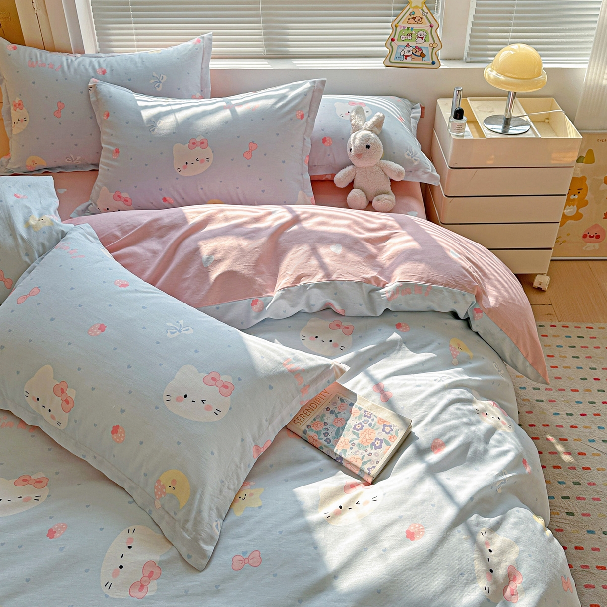 91家纺网 家纺一手货源 找家纺 春雨家居 2026新款全棉印花ins减龄可爱小清新单被套 奶油凯蒂-兰