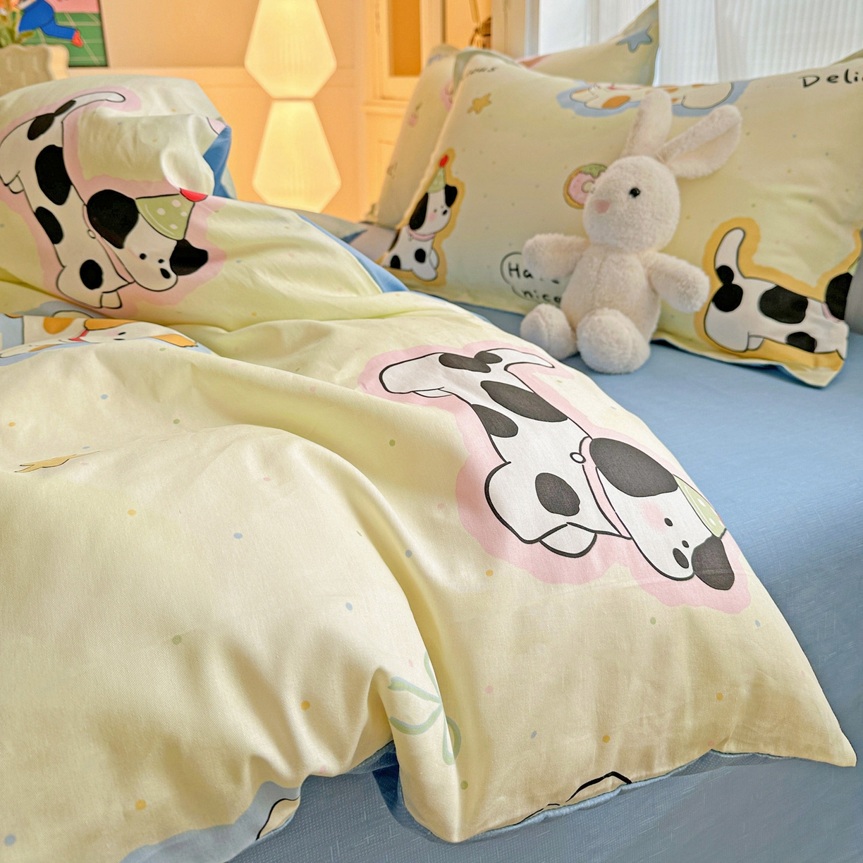 91家纺网 家纺一手货源 找家纺 春雨家居 2026新款全棉印花ins减龄可爱小清新单被套 奶油羞羞狗