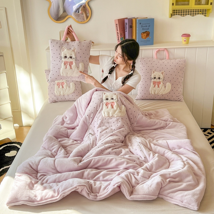 91家纺网 家纺一手货源 找家纺 番茄+ 2025新款牛奶绒哈基米抱枕被 哈基米-波点粉