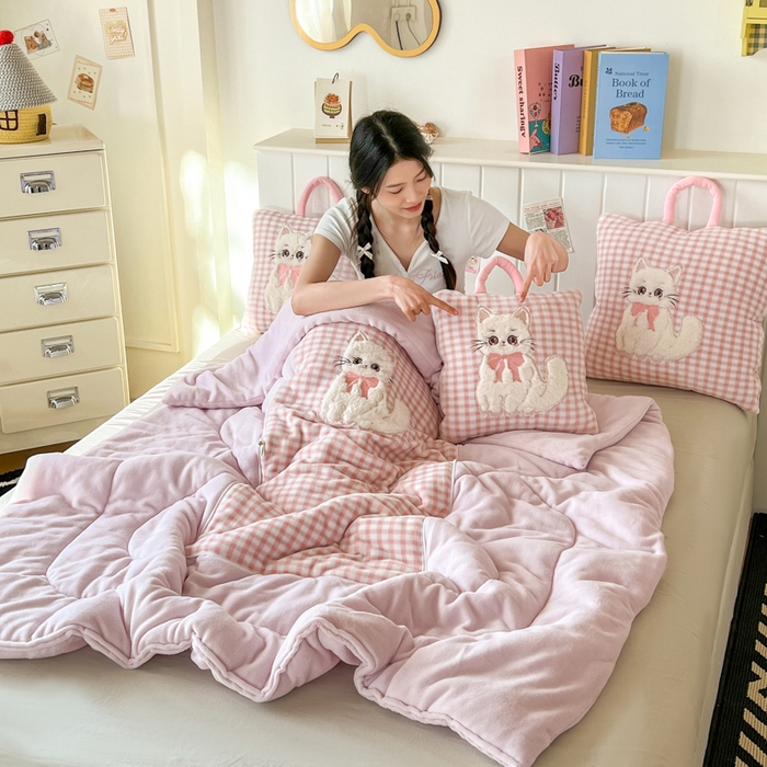 91家纺网 家纺一手货源 找家纺 番茄+ 2025新款牛奶绒哈基米抱枕被 哈基米-格粉