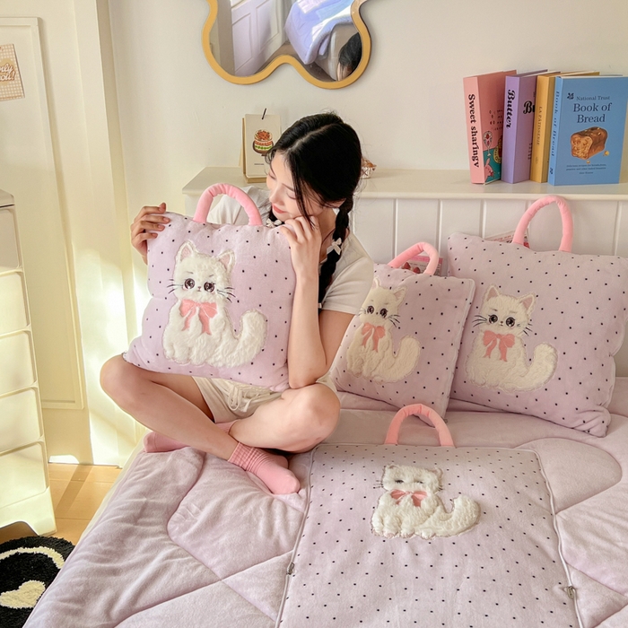 91家纺网 家纺一手货源 找家纺 番茄+ 2025新款牛奶绒哈基米抱枕被 哈基米-波点粉