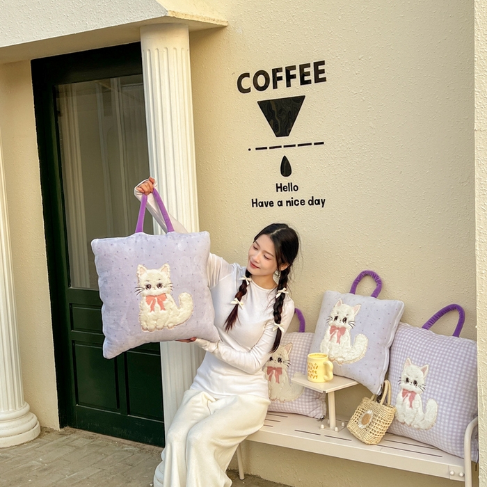 91家纺网 家纺一手货源 找家纺 番茄+ 2025新款牛奶绒哈基米抱枕被 组合图-外景